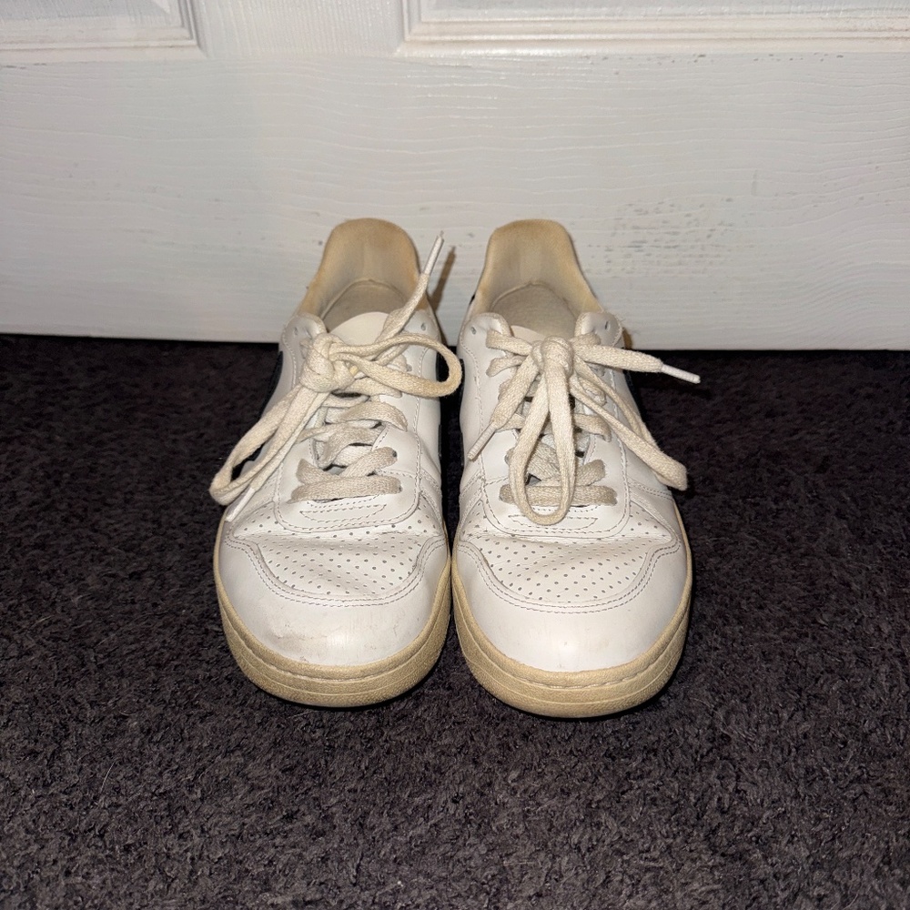 Veja Leather Sneakers - Women's size 8 - Picture 3 of 6